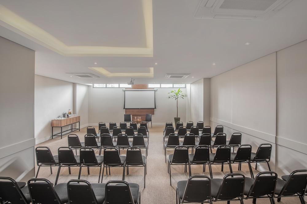 Hotel Mont Blanc Premium ريبيراو بريتو المظهر الخارجي الصورة Meeting room