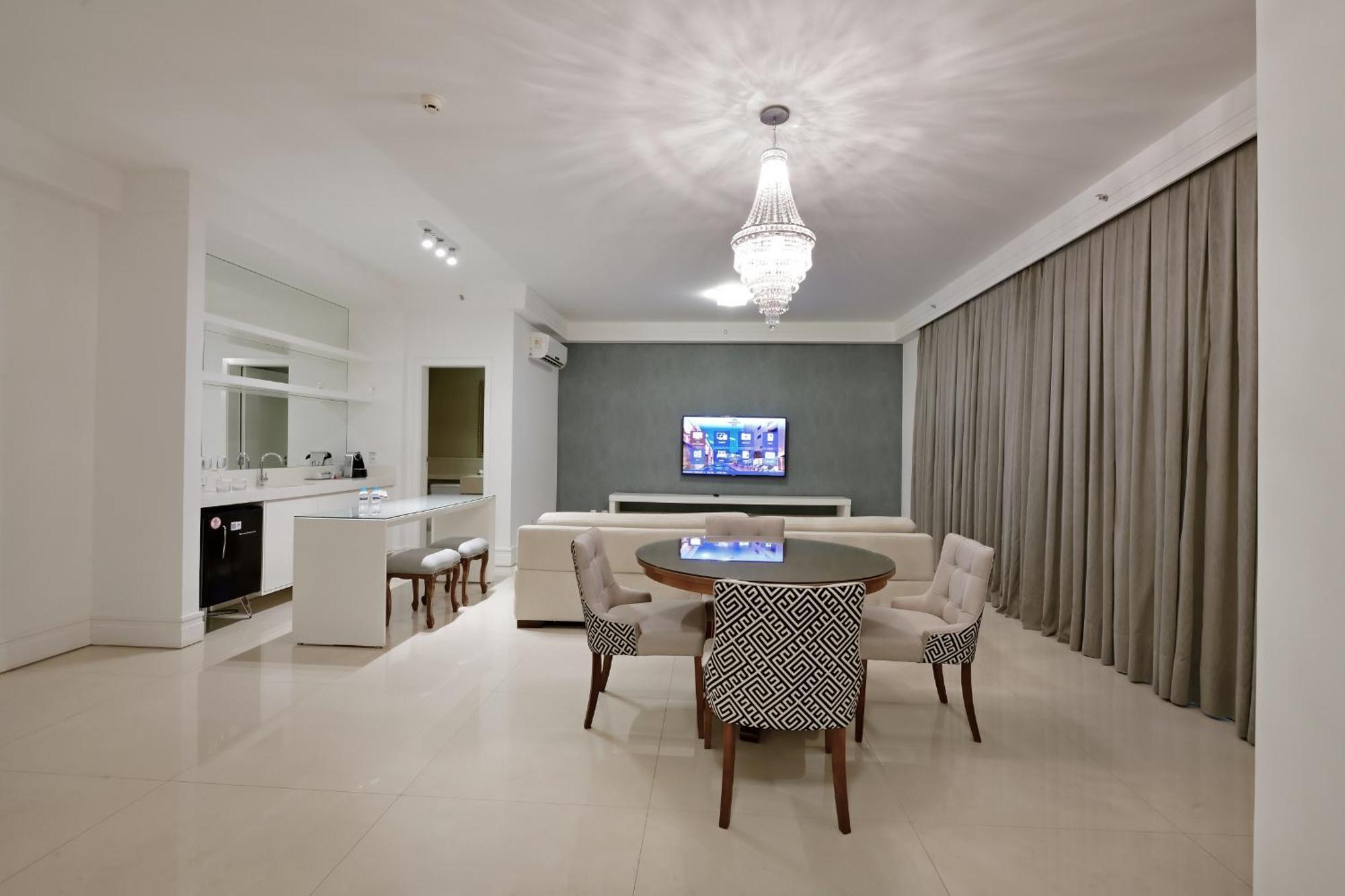 Hotel Mont Blanc Premium ريبيراو بريتو الغرفة الصورة A suite at the Mandarin Oriental, Munich