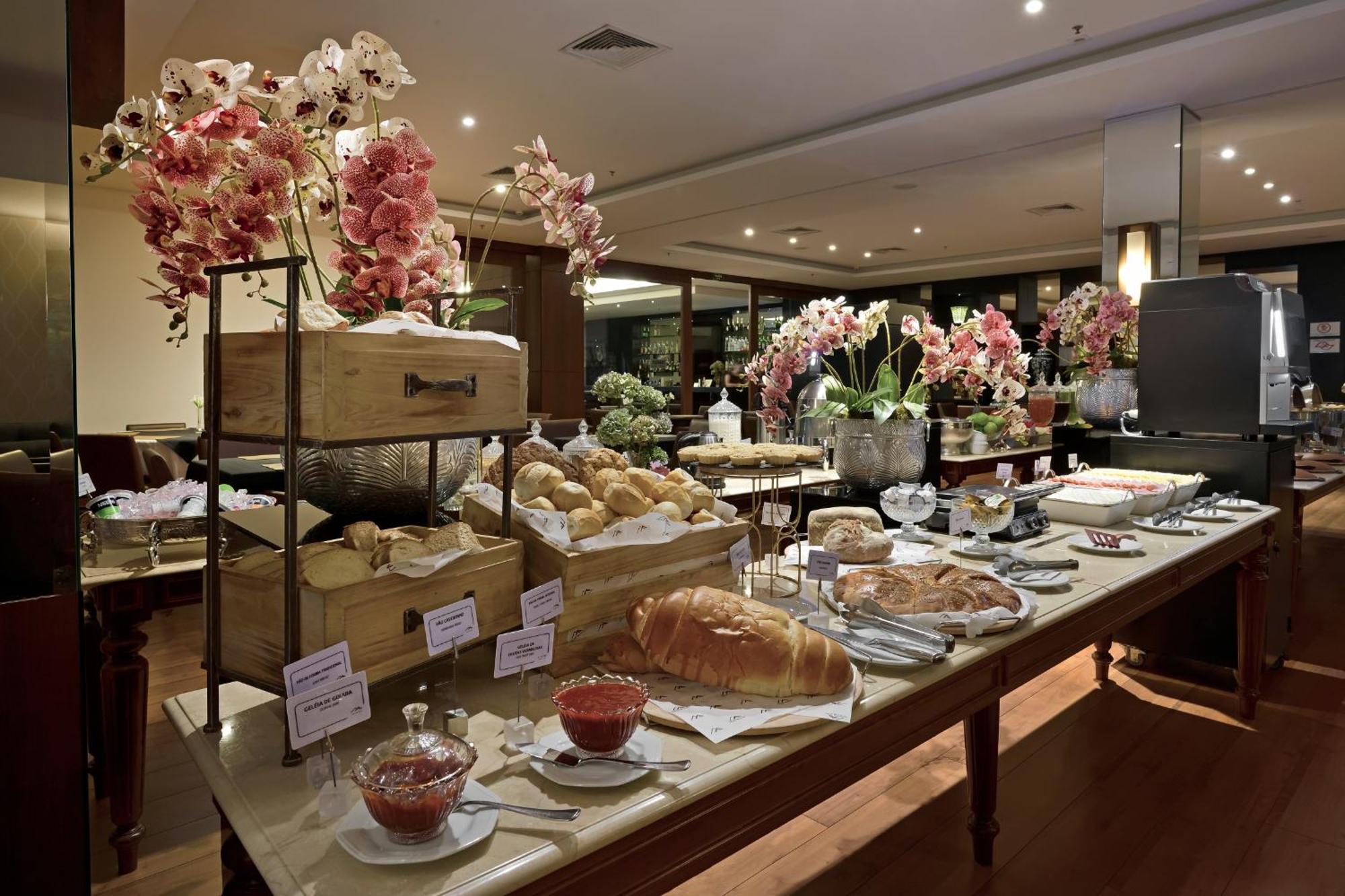 Hotel Mont Blanc Premium ريبيراو بريتو المظهر الخارجي الصورة A buffet at a hotel