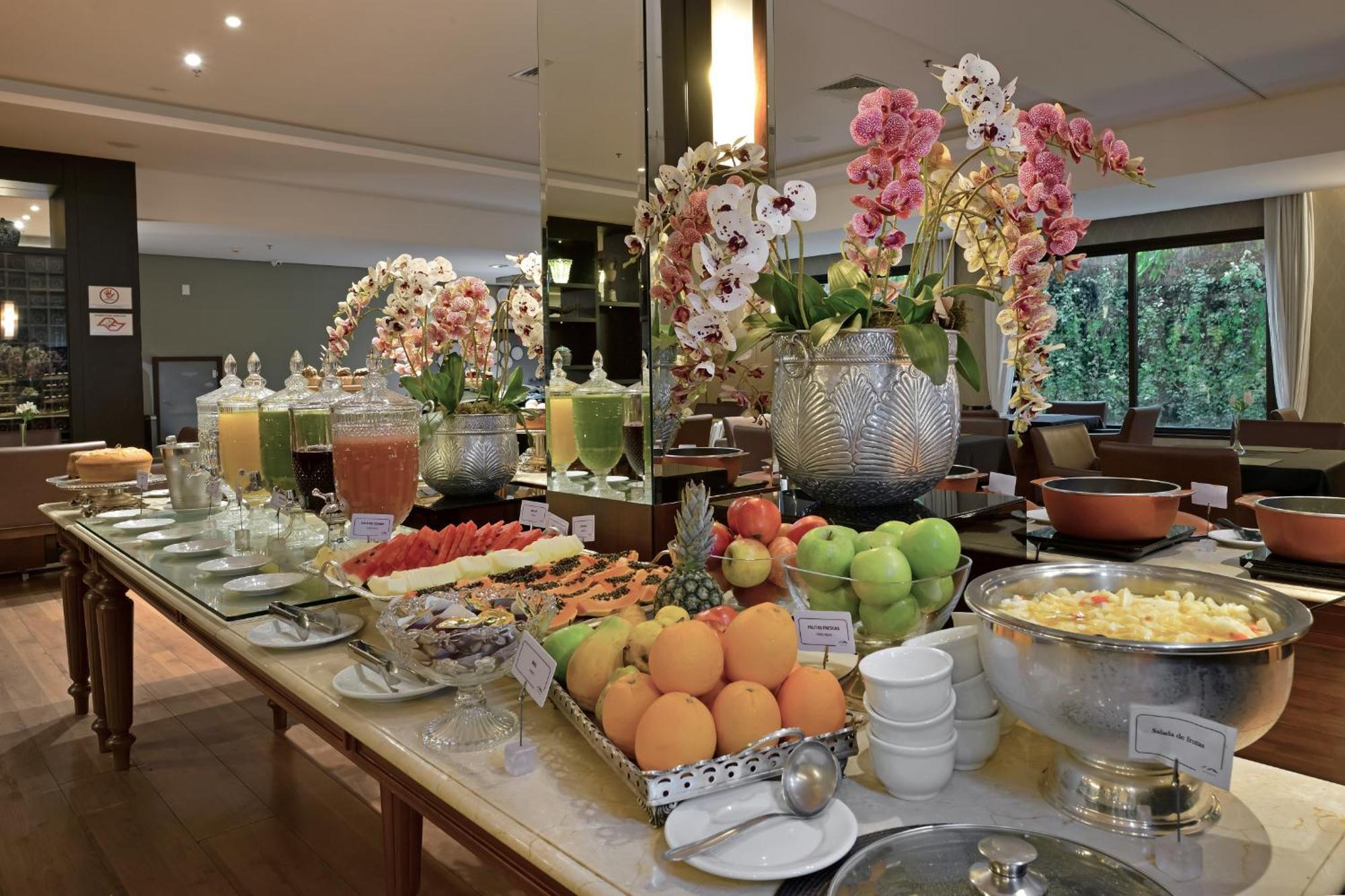 Hotel Mont Blanc Premium ريبيراو بريتو المظهر الخارجي الصورة A fruit buffet