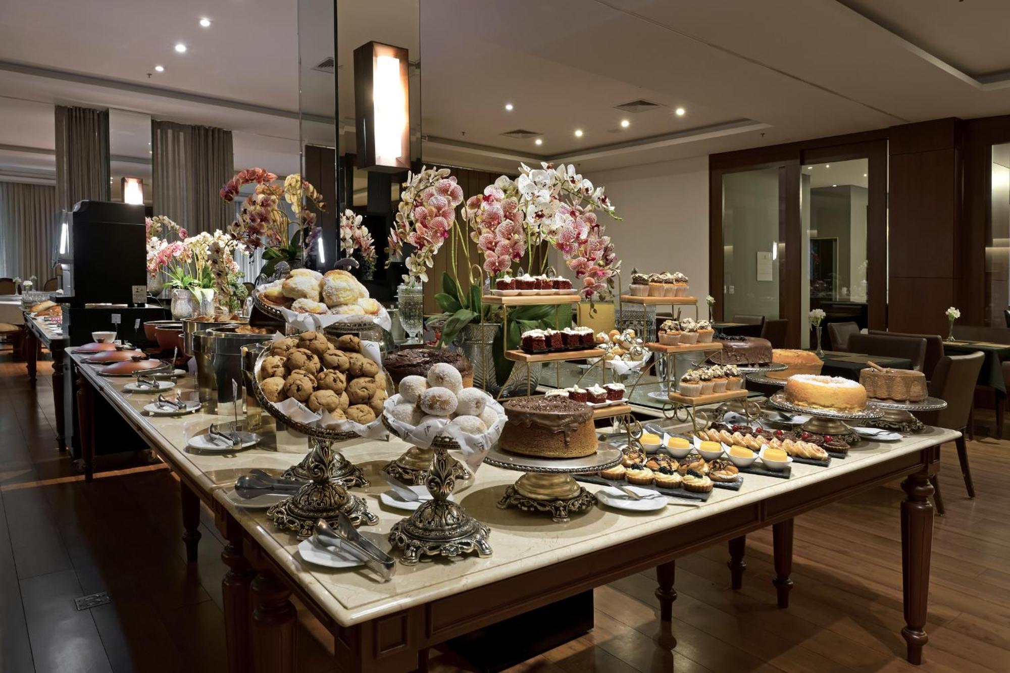 Hotel Mont Blanc Premium ريبيراو بريتو المظهر الخارجي الصورة A dessert table at a wedding reception