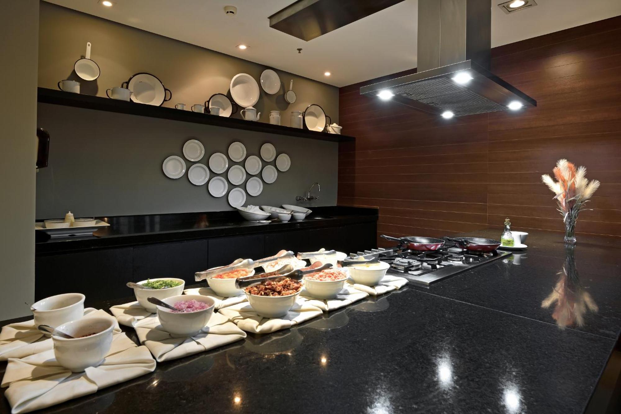 Hotel Mont Blanc Premium ريبيراو بريتو المظهر الخارجي الصورة A buffet at a hotel