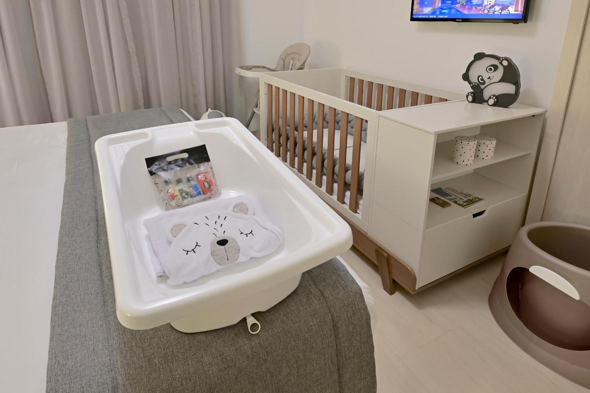 Hotel Mont Blanc Premium ريبيراو بريتو الغرفة الصورة A changing table