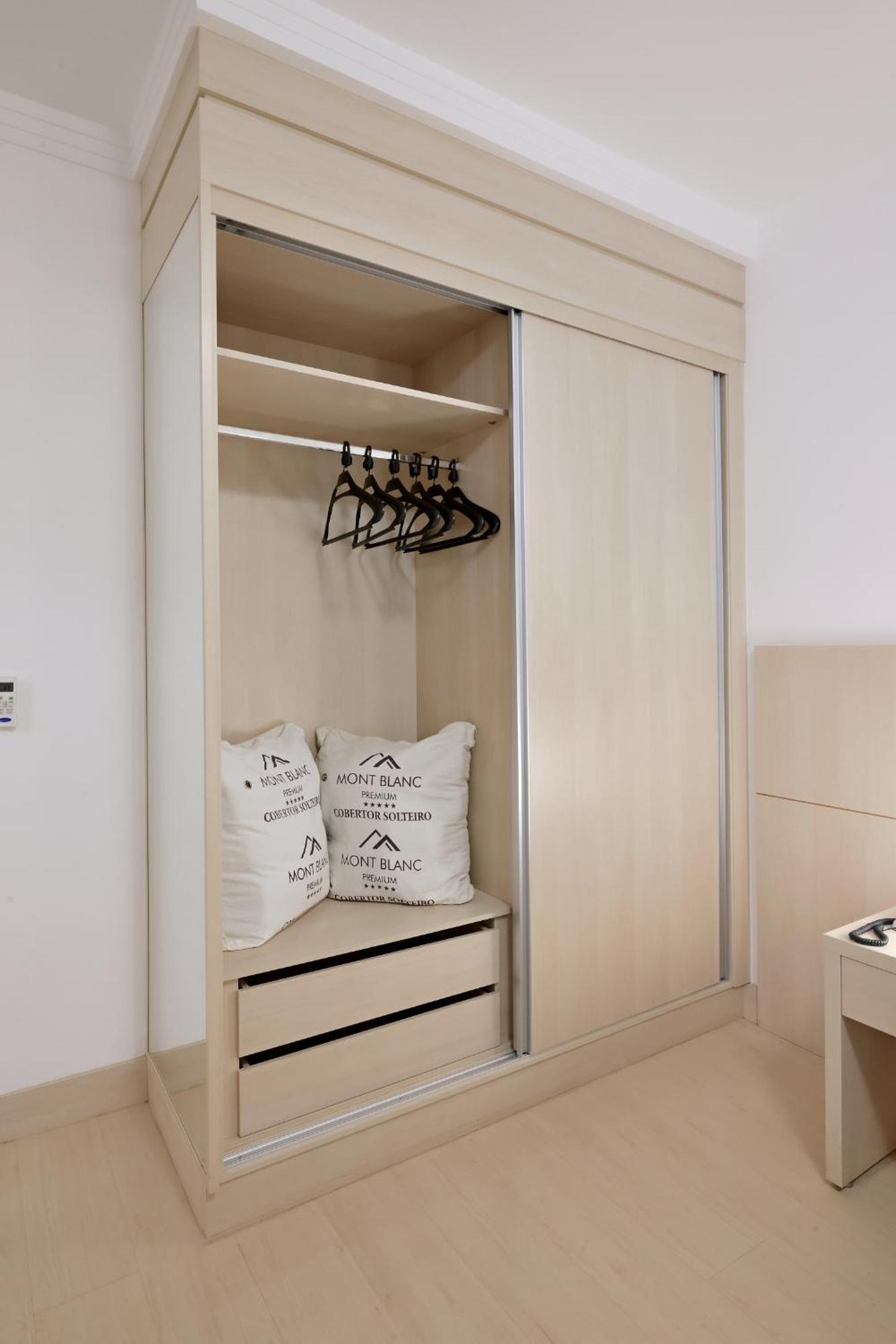 Hotel Mont Blanc Premium ريبيراو بريتو الغرفة الصورة A sliding wardrobe
