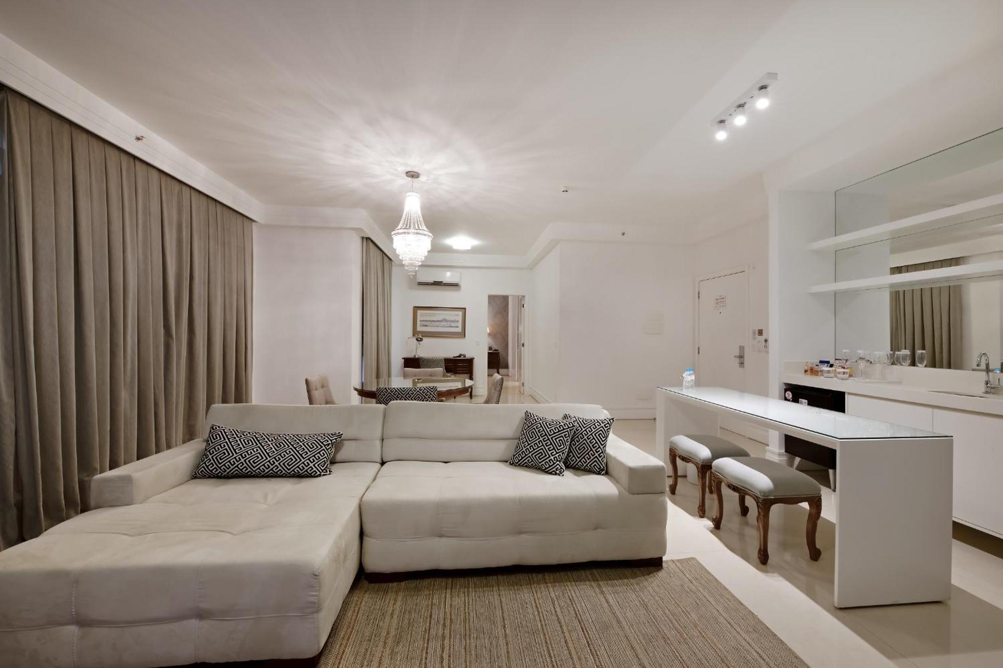 Hotel Mont Blanc Premium ريبيراو بريتو الغرفة الصورة A living room with a wet bar
