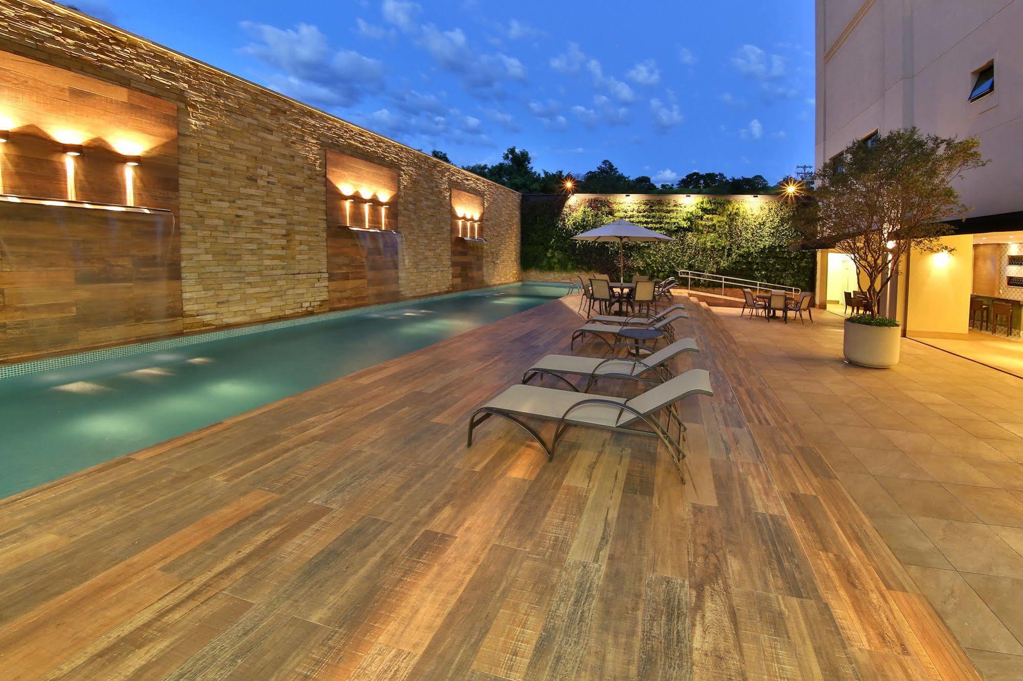 Hotel Mont Blanc Premium ريبيراو بريتو المظهر الخارجي الصورة The pool at the hotel